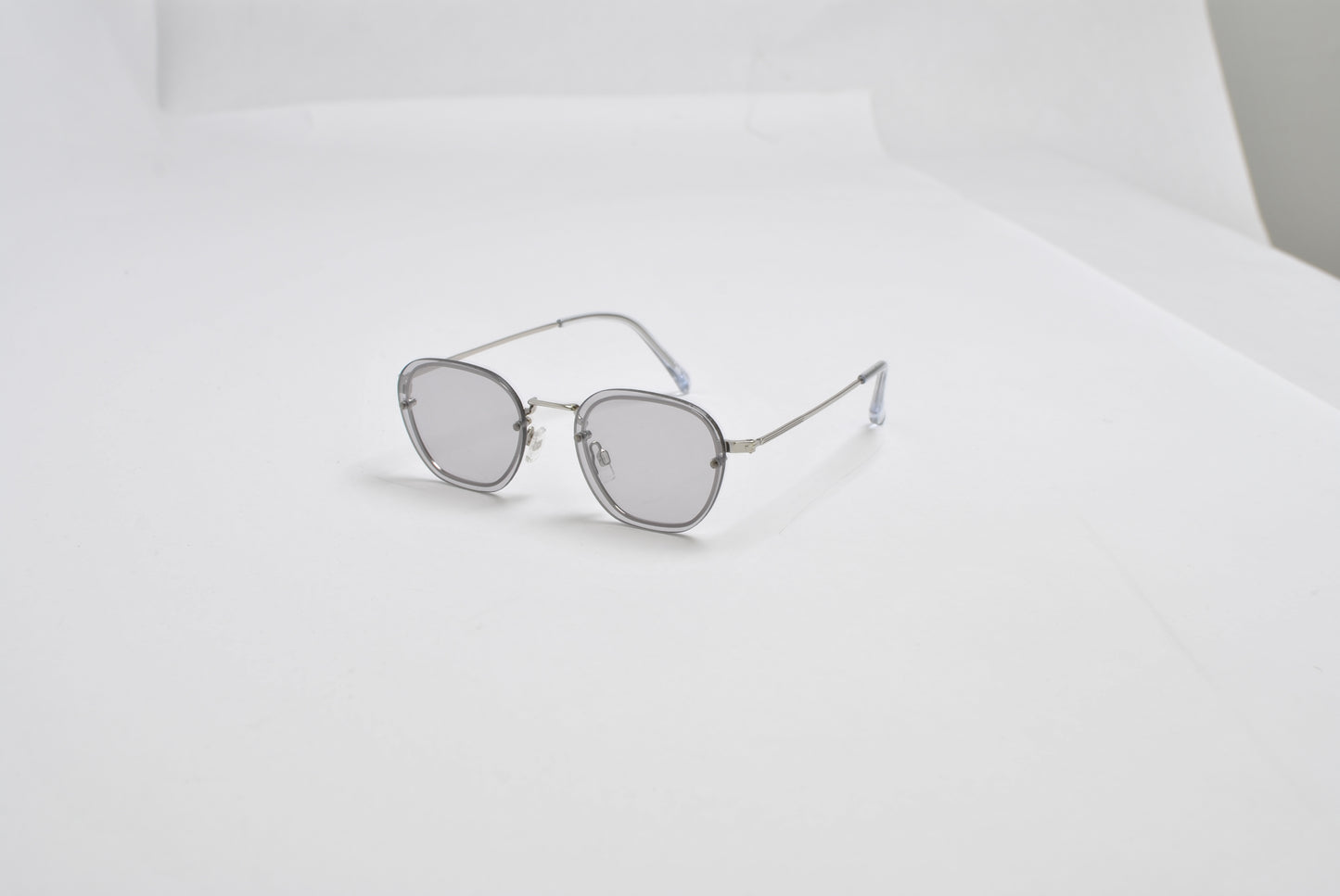 Hex-Oval Rimless Tinted Sunglasses with Gold MetalTemples SK10470