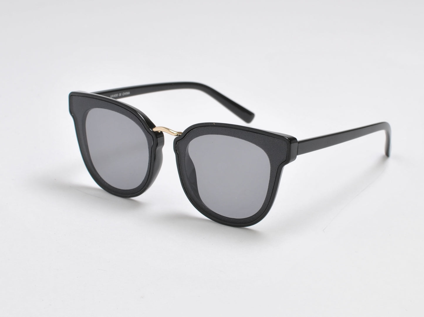 Modern Cat-Eye Sunglasses with Gold Bridge Accent SK10480