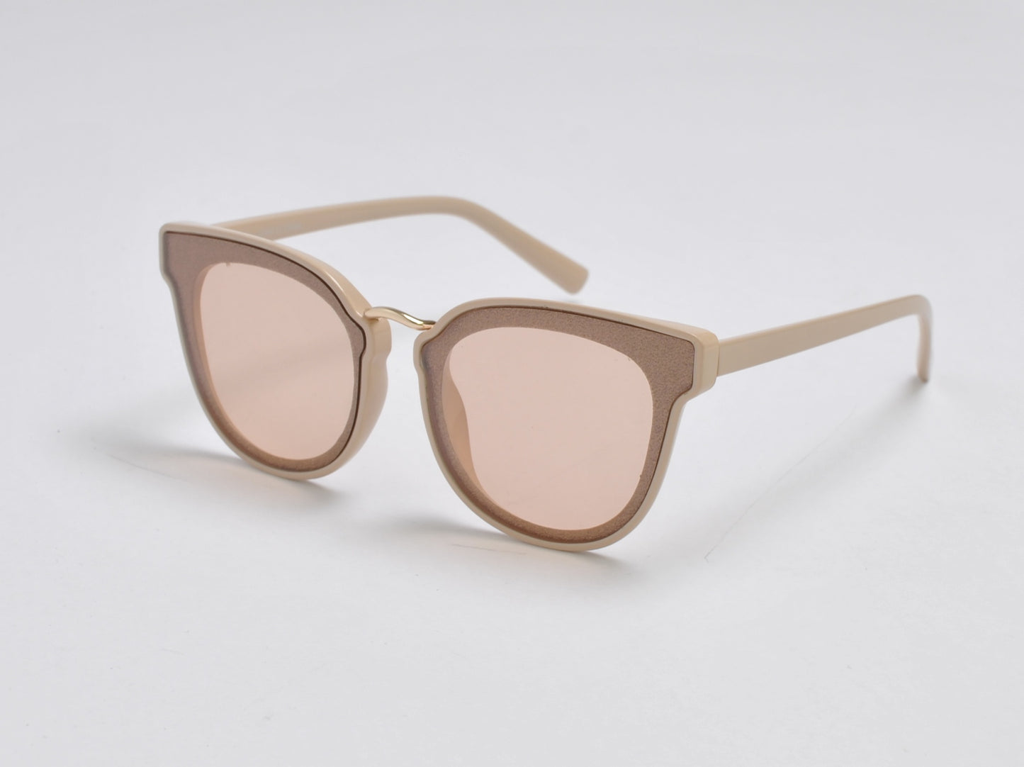 Modern Cat-Eye Sunglasses with Gold Bridge Accent SK10480